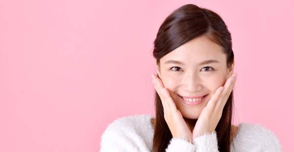 メインテナンスを受け口腔内を衛生的に保つことで長期間インプラントを使用できることをイメージした女性の写真