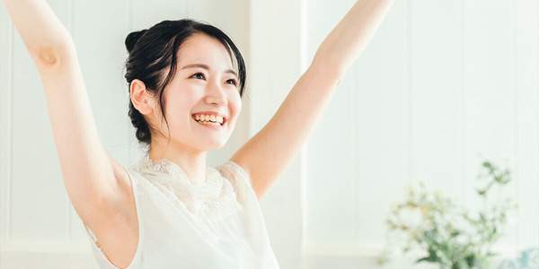 笑顔な女性の写真。マッサージやしっかりとした睡眠でストレスフリーな生活を心掛けることが大切