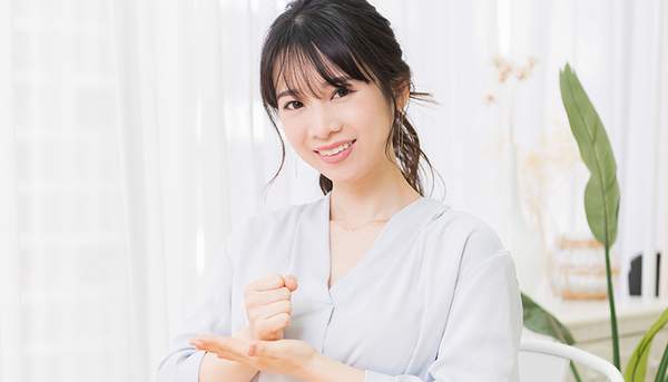 クリーニングやホワイトニングのメリット・デメリットで新たな発見をした女性の写真