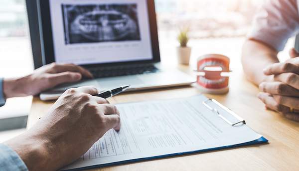 麻布十番の歯医者さんで問診を受けているイメージ