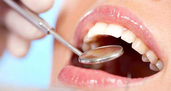 麻布十番の歯医者さんで歯の検診を受けているイメージ