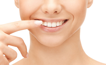 綺麗な歯並びを見せている女性の口元の写真