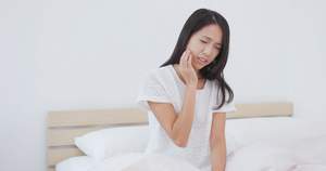 C1治療後は痛みを感じる女性の写真