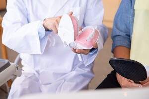 麻布十番歯科で歯の模型を使用した治療説明のイメージ写真