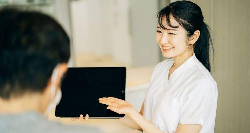 矯正治療の説明をしている女性スタッフのイメージ