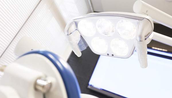 麻布十番歯科で虫歯かどうか見極めるために使用する透照診の写真