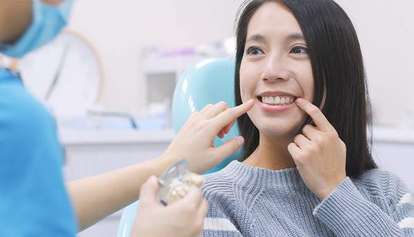 麻布十番歯科の定期検診で歯を見せている女性の写真