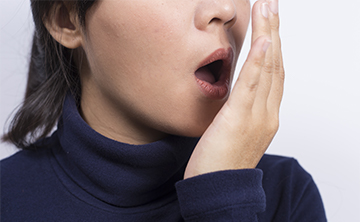 口臭が気になる女性の写真