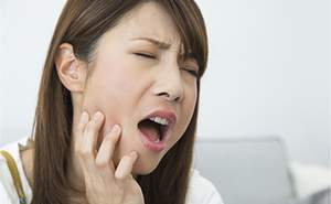虫歯による痛みがある女性の写真
