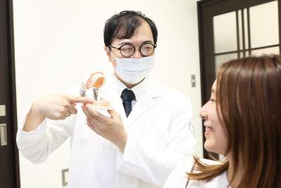 麻布十番の歯医者さんで歯科医院から歯の説明を受けているイメージ