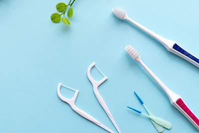 歯ブラシと歯間ブラシ