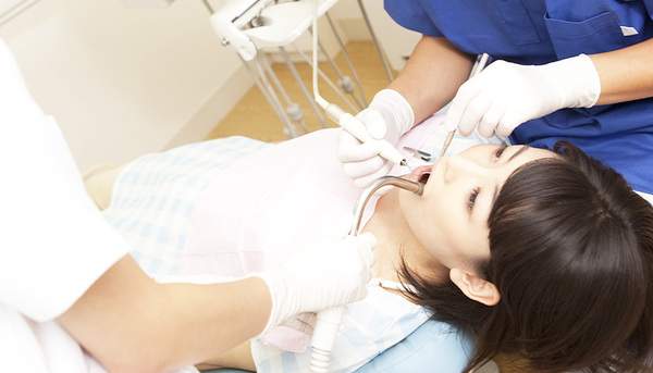 麻布十番歯科で歯周病の治療を行っているイメージ