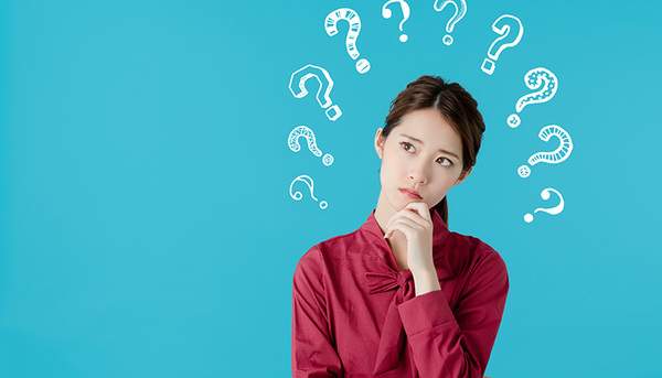 親知らずに関するリスクに悩んでいる女性のイメージ写真