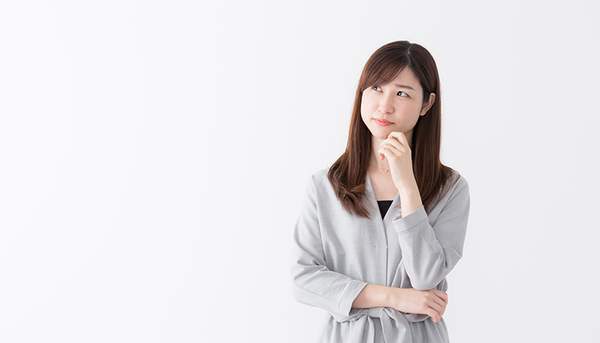 親知らずは抜くリスクがあるか悩んでいる女性のイメージ