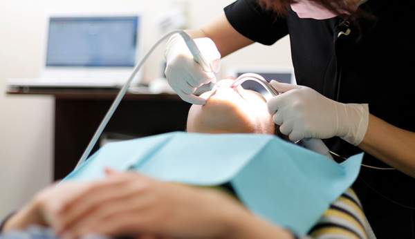 麻布十番歯科のインプラント治療の手術イメージ